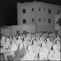 Les spectateurs regardent la rétrospective de chants et marches militaires à l'amirauté à Alger.