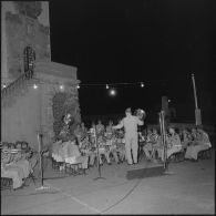 Rétrospective de chants et marches militaires à l'amirauté à Alger.