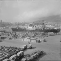 Embarquement de containers à bord du bâteau Toulon, pour l'entreprise Danzas et Tailleur au port d'Oran.