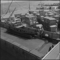Embarquement d'un container à bord du bâteau Toulon, pour l'entreprise Danzas et Tailleur au port d'Oran.