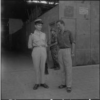Un directeur de l'entreprise Danzas et Tailleur s'entretient avec un militaire sur le port d'Oran.