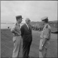 Un directeur de l'entreprise Danzas et Tailleur s'entretient avec des militaires au port d'Oran.