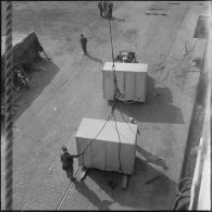 Embarquement de containers à bord du bâteau Toulon, pour l'entreprise Danzas et Tailleur au port d'Oran.