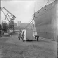 Embarquement de containers à bord du bâteau Toulon, pour l'entreprise Danzas et Tailleur au port d'Oran.