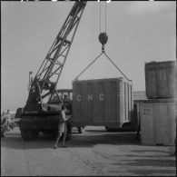 Embarquement de containers à bord du bâteau Toulon, pour l'entreprise Danzas et Tailleur au port d'Oran.