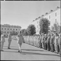 Le général commandant supérieur des forces armées françaises en Algérie (CSFAFA) passe les troupes en revue à l'occasion du départ de la légion étrangère de Sidi-bel-Abbès.