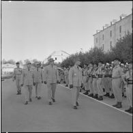 Le général commandant supérieur des forces armées françaises en Algérie (CSFAFA) passe les troupes en revue à l'occasion du départ de la légion étrangère de Sidi-bel-Abbès.