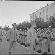 Le général commandant supérieur des forces armées françaises en Algérie (CSFAFA) passe les troupes en revue à l'occasion du départ de la légion étrangère de Sidi-bel-Abbès.