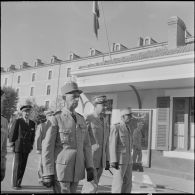 Les officiers suivent le cortège funèbre à l'occasion du départ de la légion étrangère de Sidi-bel-Abbès.