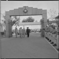 Les officiers arrivent à la caserne pour la cérémonie funèbre à l'occasion du départ de la légion étrangère de Sidi-bel-Abbès.