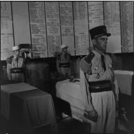 Veillée funèbre par une garde d'honneur à la crypte de la salle d'honneur de la caserne à l'occasion du départ de la légion étrangère de Sidi-bel-Abbès.