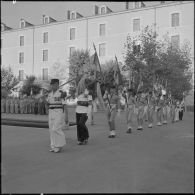 Arrivée de drapeaux déposés à la salle d'honneur du 1er régiment étranger d'infanterie (REI) à l'occasion du départ de la légion étrangère de Sidi-bel-Abbès.