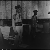 Veillée funèbre par une garde d'honneur à la crypte de la salle d'honneur de la caserne à l'occasion du départ de la légion étrangère de Sidi-bel-Abbès.