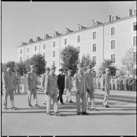 Les officiers suivent le cortège funèbre à l'occasion du départ de la légion étrangère de Sidi-bel-Abbès.