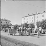 Le cortège funèbre se dirige vers le convoi qui rejoindra le terrain de l'aviation de l'armée de terre (ALAT).