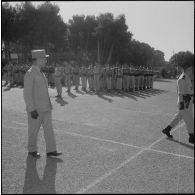Le général Lemasson passe les troupes en revue lors de la prise d'armes de la 9e compagnie de zouaves avant sa dissolution à Zeralda.