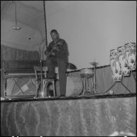 Groupe théâtral de Blida se produisant sur la scène du cinéma de La Reghaïa. Un musicien joue de la guitare sur scène.