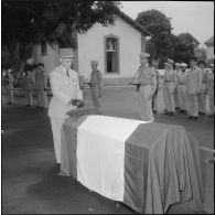 Obsèques de mademoiselle Guelsucci à la chapelle de l'hôpital Maillot à Alger. Un général de brigade lui remet une décoration à titre posthume.