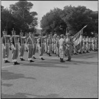 Passation de drapeau lors de la prise de commandement du 152e régiment d'infanterie (RI) à Zeralda.