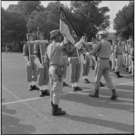 Passation de drapeau lors de la prise de commandement du 152e régiment d'infanterie (RI) à Zeralda.