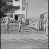 Prise de commandement au 9e groupe d'artillerie de marine (GAMa). Les officiers passent les troupes en revue.