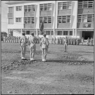 Prise de commandement au 9e groupe d'artillerie de marine (GAMa). Un officier salue le drapeau.