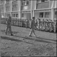 Prise de commandement au 9e groupe d'artillerie de marine (GAMa). Le général Faure passe les troupes en revue.