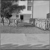 Prise de commandement au 9e groupe d'artillerie de marine (GAMa). Le général Faure passe les troupes en revue.