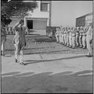 Prise de commandement au 9e groupe d'artillerie de marine (GAMa). Le général Faure salue les troupes.