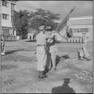 Prise de commandement au 9e groupe d'artillerie de marine (GAMa) par le lieutenant-colonel Combes. Passation du drapeau.