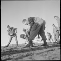Activités sportives d'une section du 152e régiment d'infanterie (RI). Des soldats s'entraînent à la lutte sur une plage.