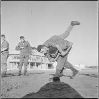 Activités sportives d'une section du 152e régiment d'infanterie (RI). Des soldats s'entraînent à la lutte sur une plage.