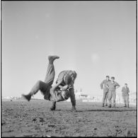 Activités sportives d'une section du 152e régiment d'infanterie (RI). Des soldats s'entraînent à la lutte sur une plage.