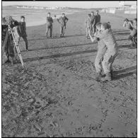 Activités sportives d'une section du 152e régiment d'infanterie (RI). Des soldats s'entraînent à la lutte sur une plage.