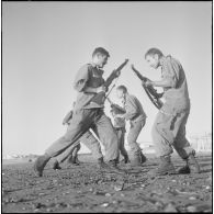 Entraînement d'une section du 152e régiment d'infanterie (RI) avec des fusils MAS 36 sur une plage.