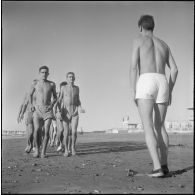 Activités sportives d'une section du 152e régiment d'infanterie (RI) sur une plage.