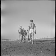 Activités sportives d'une section du 152e régiment d'infanterie (RI) sur une plage.