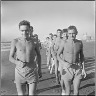 Activités sportives d'une section du 152e régiment d'infanterie (RI) sur une plage.