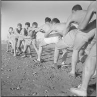 Activités sportives d'une section du 152e régiment d'infanterie (RI) sur une plage.