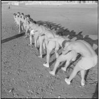 Activités sportives d'une section du 152e régiment d'infanterie (RI) sur une plage.