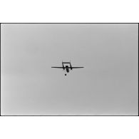 Largage de matériel lourd à partir d'un avion Nord-2501 Noratlas.
