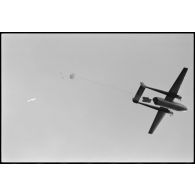 Largage de matériel lourd à partir d'un avion Nord-2501 Noratlas.
