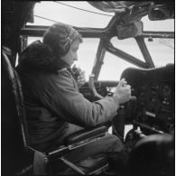 Pilote d'un avion Nord-2501 Noratlas qui transporte du matériel lourd.