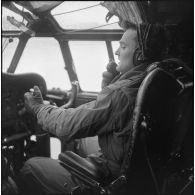 Pilote d'un avion Nord-2501 Noratlas qui transporte du matériel lourd.