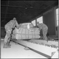 Conditionnement de matériel lourd au groupe de livraison Air n°2 (GLA n°2).