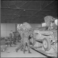 Conditionnement d'une jeep au groupe de livraison Air n°2 (GLA n°2).