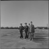Revue des troupes par le général de Brebisson pendant la prise d'armes interarmées à l'occasion du 11 Novembre 1962.