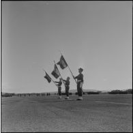 Des porte-drapeaux pendant la prise d'armes interarmées à l'occasion du 11 Novembre 1962.