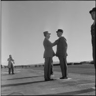 Le général de Brebisson remet une décoration lors de la prise d'armes interarmées à l'occasion du 11 Novembre 1962.