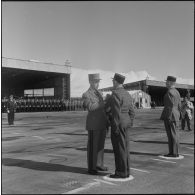 Le général de Brebisson remet une décoration lors de la prise d'armes interarmées à l'occasion du 11 Novembre 1962.